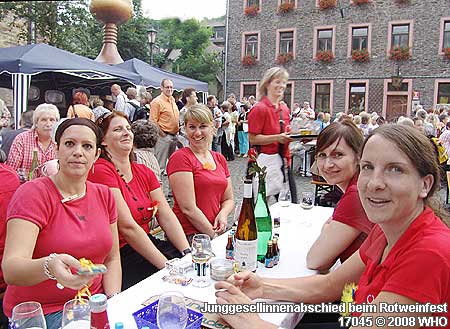 Junggesellinnenabschied beim Rotweinfest am Rhein.